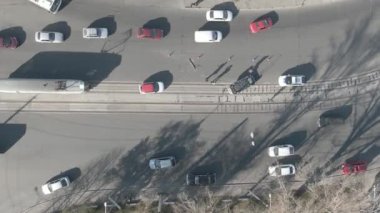 Hava görüntüsü, helikopter, gökyüzü, itfaiyeciler, araba kazası mahallini, trafik kazasını, ters çevirdiler.