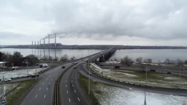 Ponte Sobre Água Com Carros Movimento Vista Cima Para Baixo — Vídeo de Stock