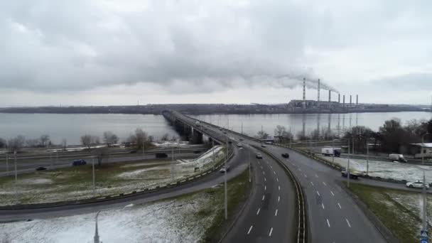 Bro Över Vatten Med Rörliga Bilar Ovanifrån Visa Antenn Utsikt — Stockvideo