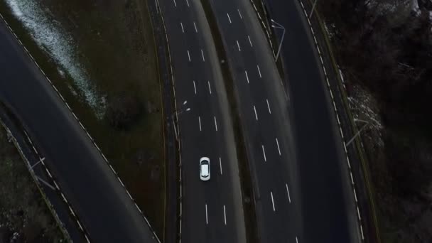 Suyun Üzerinde Hareket Eden Arabalarla Köprü Yukarıdan Aşağıya Hava Manzaralı — Stok video