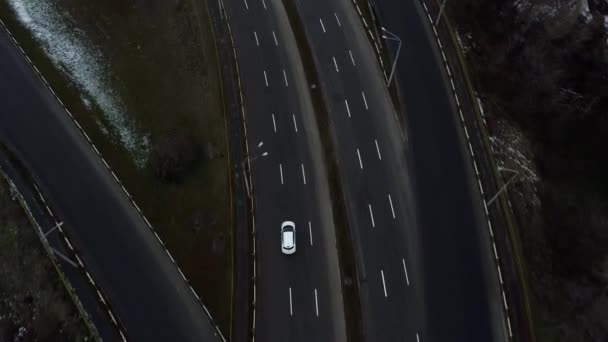 移動中の車で水の上に橋 空中ビュードローンのコッパー空気空飛ぶ上 カメラは 車が両方の方向に駆動する橋の上に直接左に飛ぶ 車で川を渡って広い橋の上に乗る 晴れた日のトップビュー — ストック動画