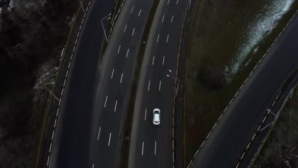 Mostek Nad Wodą Poruszającymi Się Samochodami Góry Dół Widok Lotu — Wideo stockowe