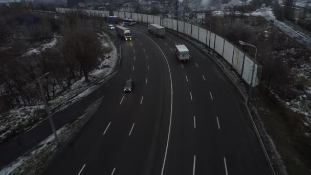 航空无人机俯冲高速公路景观繁忙的城市高峰时间繁忙的交通堵塞高速公路 — 图库视频影像
