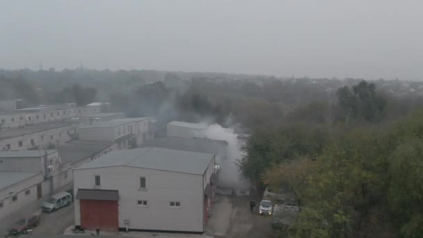 Fogo Grande Fumaça Preta Atirando Visão Aérea Bombeiro Altura — Vídeo de Stock