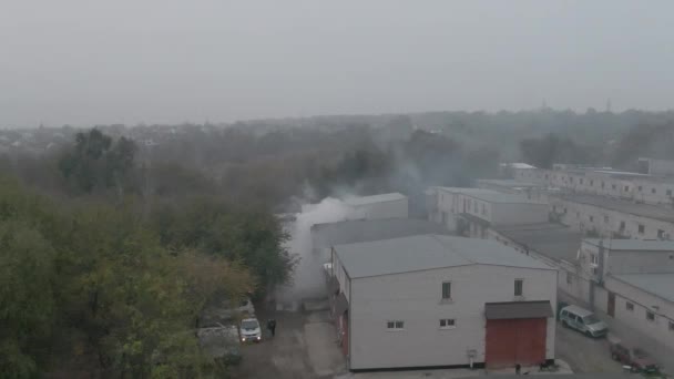 Gros Feu Fumée Noire Tir Une Hauteur Pompier Vue Aérienne — Video