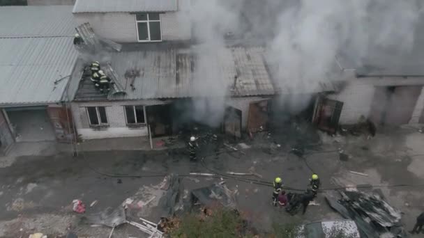 Gran Fuego Humo Negro Disparando Desde Una Altura Bombero Vista — Vídeos de Stock