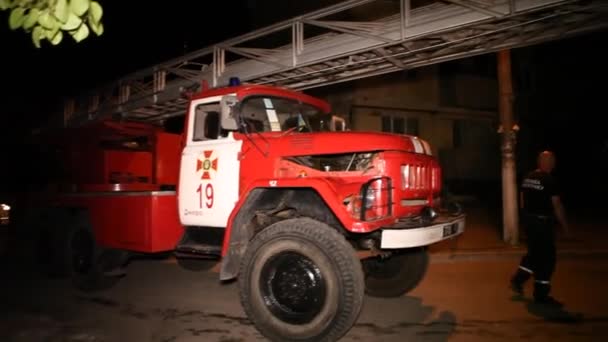 Camiones Bomberos Fuera Del Camión Bomberos Ucrania Llamada Nocturna — Vídeo de stock