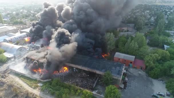 Gros Feu Fumée Noire Tir Une Hauteur Aérienne Panoramique Ciel — Video