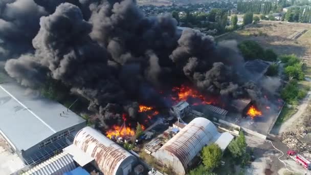 Stor Brand Och Svart Rök Skytte Från Höjd Antenn Panoramautsikt — Stockvideo