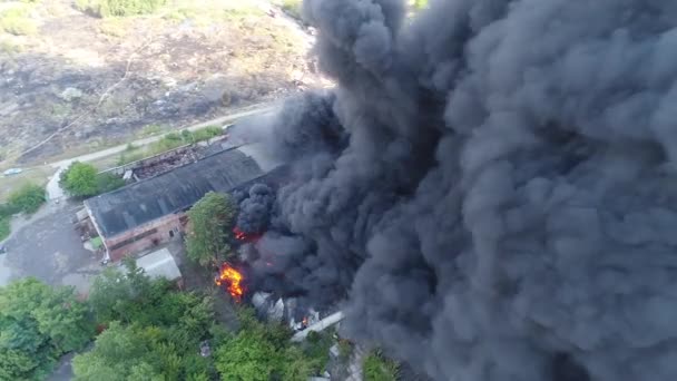 Gran Fuego Humo Negro Disparando Desde Una Altura Aérea Vista — Vídeos de Stock