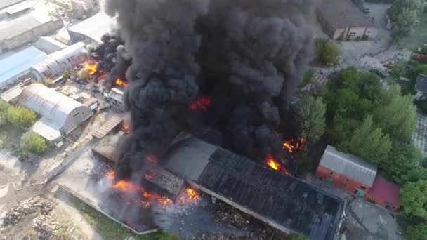 Stor Brand Och Svart Rök Skytte Från Höjd Antenn Panoramautsikt — Stockvideo