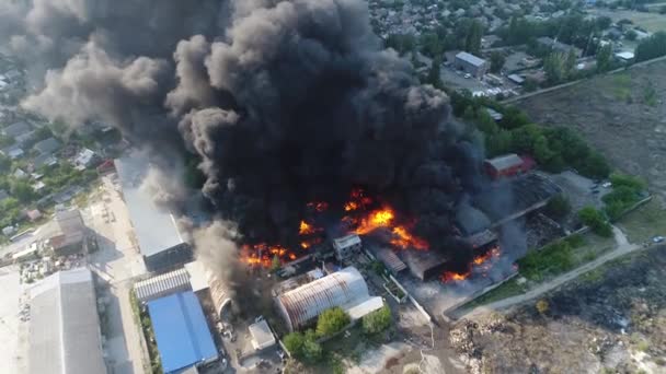 Gran Fuego Humo Negro Disparando Desde Una Altura Aérea Vista — Vídeo de stock