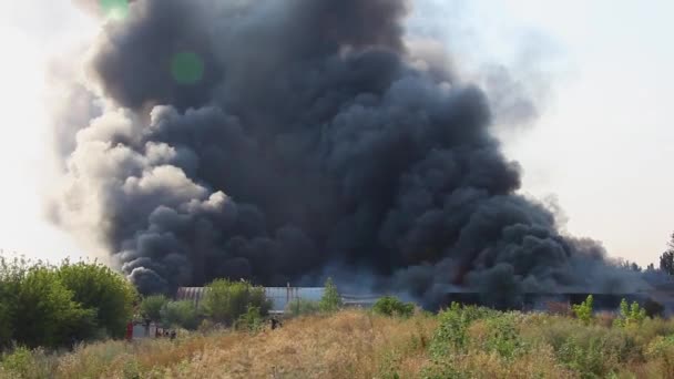 Stor Brand Och Svart Rök Skytte Från Höjd Antenn Panoramautsikt — Stockvideo