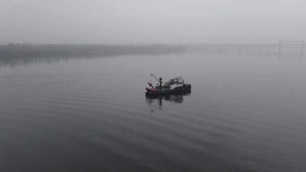 Una Barcaza Cargada Chatarra Residuos Flotando Sobre Una Superficie Agua — Vídeos de Stock