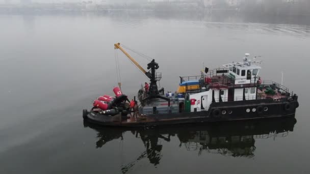 Una Barcaza Cargada Chatarra Residuos Flotando Sobre Una Superficie Agua — Vídeo de stock