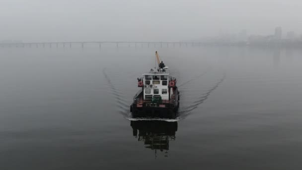 Баржа Завантажена Металом Відходами Плавають Поверхні Води Перевезення Перероблюваних Матеріалів — стокове відео