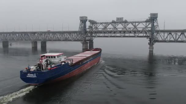 Chaland Chargé Ferraille Déchets Flottant Sur Une Surface Eau Transport — Video