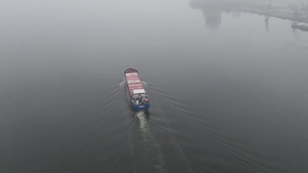 满载废金属和废料的驳船漂浮在水面上 用干货船运输可循环利用的材料 空中俯瞰全景飞天无人直升机高空 — 图库视频影像