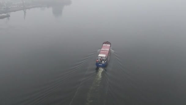 满载废金属和废料的驳船漂浮在水面上 用干货船运输可循环利用的材料 空中俯瞰全景飞天无人直升机高空 — 图库视频影像