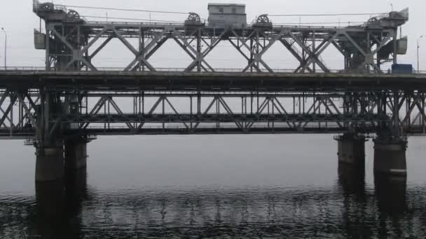 Muoversi Sul Fiume Della Citta Auto Muovono Sul Ponte Entrambe — Video Stock