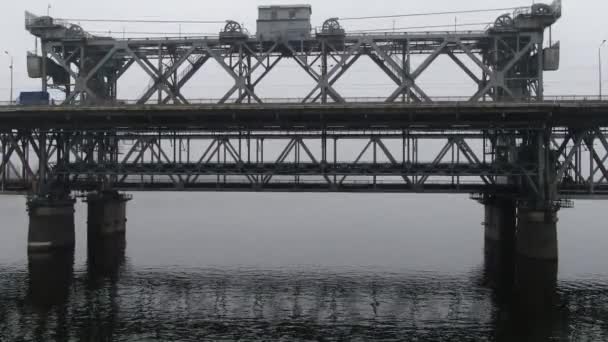 Transporte Movimiento Sobre Río Ciudad Los Coches Mueven Puente Ambas — Vídeos de Stock