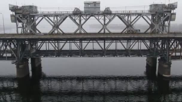 Transporte Movimiento Sobre Río Ciudad Los Coches Mueven Puente Ambas — Vídeos de Stock