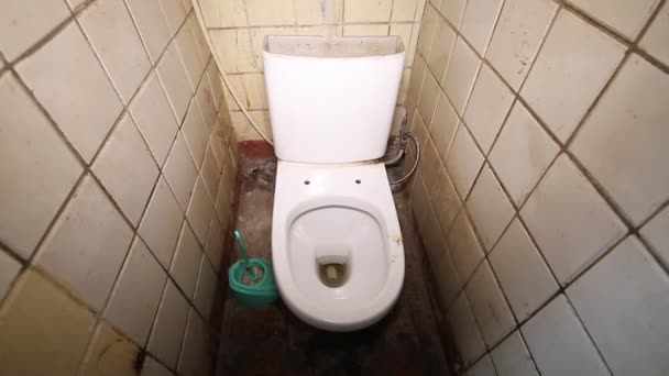 Oud Vuil Gedeeld Gemeenschappelijk Openbaar Toilet Gedeeld Tegel — Stockvideo