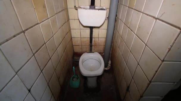 Toilet Umum Umum Umum Bersama Kotor Lama Yang Dibagikan Dalam — Stok Video