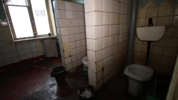 Eski Kirli Ortak Umumi Tuvalet Fayanslarda Paylaşılıyor — Stok video