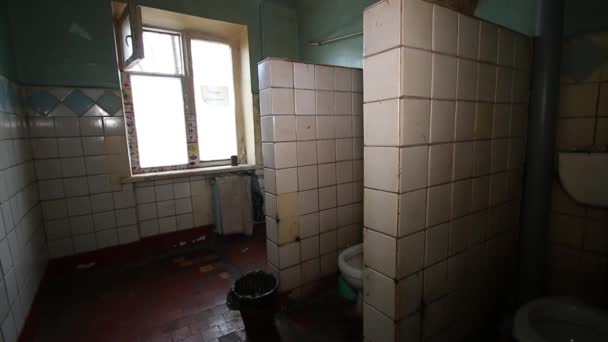 Oud Vuil Gedeeld Gemeenschappelijk Openbaar Toilet Gedeeld Tegel — Stockvideo