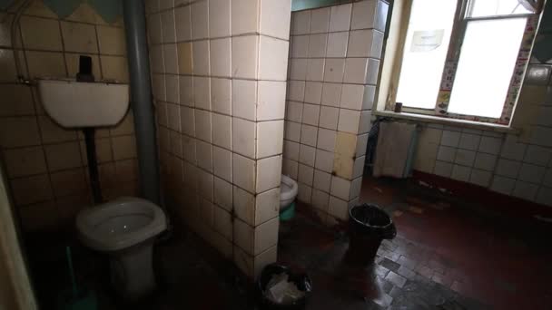 Alte Schmutzige Gemeinsame Öffentliche Toilette Fliesen Geteilt — Stockvideo