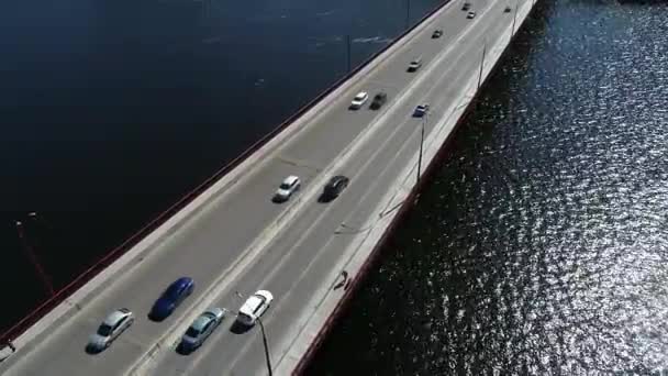 Przenoszę Transport Nad Rzekę Samochody Poruszają Się Moście Obu Kierunkach — Wideo stockowe