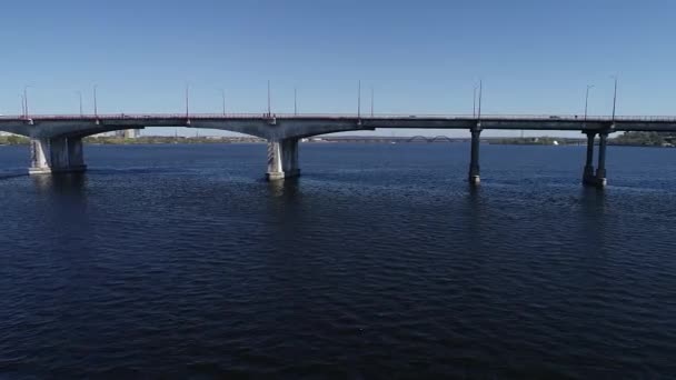 Transporte Movimiento Sobre Río Ciudad Los Coches Mueven Puente Ambas — Vídeos de Stock