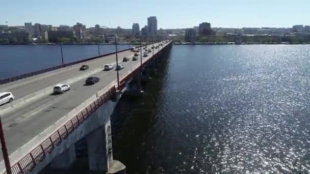 Переміщення Транспорту Через Міську Річку Автомобілі Рухаються Мосту Обох Напрямках — стокове відео