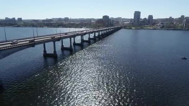 Transport Sur Rivière Ville Les Voitures Déplacent Sur Pont Dans — Video