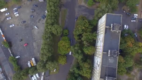 Personenauto Vast Overstroomd Parkeren Overstroomd Weg Luchtfoto Panoramisch Uitzicht Bovenaanzicht — Stockvideo