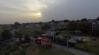 İtfaiye aracı yangını söndürüyor. Yanan Çimenlerin Söndürülmesi Fıskiyeler 'in havadan panoramik yukarıdan görünüşü Dnipro Ukrayna