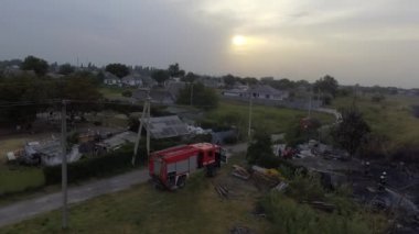 İtfaiye aracı yangını söndürüyor. Yanan Çimenlerin Söndürülmesi Fıskiyeler 'in havadan panoramik yukarıdan görünüşü Dnipro Ukrayna