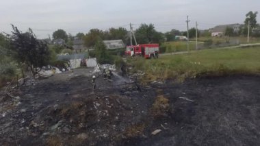 İtfaiye aracı yangını söndürüyor. Yanan Çimenlerin Söndürülmesi Fıskiyeler 'in havadan panoramik yukarıdan görünüşü Dnipro Ukrayna