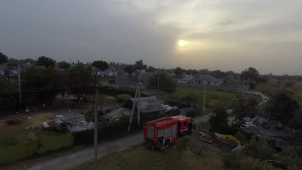 Tűzoltó Autó Tűzoltó Készülék Oltás Burning Grass Segítségével Sprinklers Légi — Stock videók