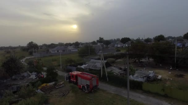 Strażak Gaszący Pożar Wygasające Płonące Trawy Przy Użyciu Zraszaczy Panoramiczny — Wideo stockowe