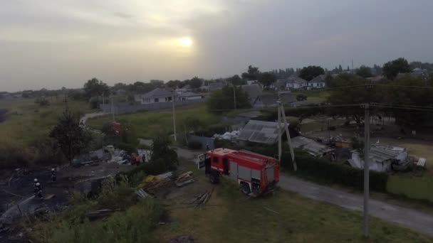 Brandweerwagen Blust Een Bosbrand Uit Brandend Gras Met Behulp Van — Stockvideo