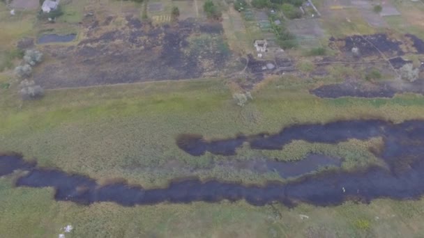 Camion de pompiers éteignant un feu de forêt. Extinction de l'herbe brûlante à l'aide d'extincteurs automatiques d'arrosage vue aérienne panoramique ciel aérien Dnipro Ukraine 