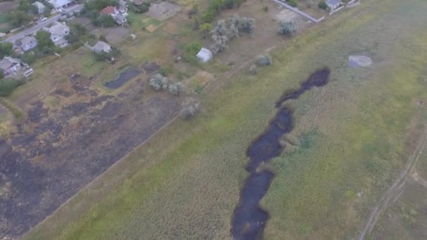 Camion de pompiers éteignant un feu de forêt. Extinction de l'herbe brûlante à l'aide d'extincteurs automatiques d'arrosage vue aérienne panoramique ciel aérien Dnipro Ukraine 