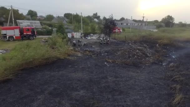 Camión Bomberos Extinguiendo Incendio Forestal Extinguir Hierba Ardiente Usando Aspersores — Vídeo de stock