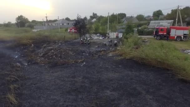 Вогонь Від Пожежної Машини Викрадення Burning Grass Допомогою Повітряної Панорамної — стокове відео