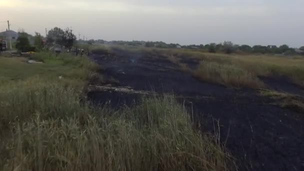 Camion de pompiers éteignant un feu de forêt. Extinction de l'herbe brûlante à l'aide d'extincteurs automatiques d'arrosage vue aérienne panoramique ciel aérien Dnipro Ukraine 