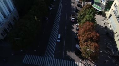 Dinyeper hava panoramik üst görüntüsünde insanlı minibüs havada uçan helikopter görüntüleriyle yolda yuvarlandı.