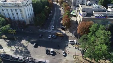 Dinyeper hava panoramik üst görüntüsünde insanlı minibüs havada uçan helikopter görüntüleriyle yolda yuvarlandı.