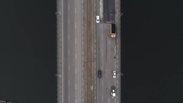 汽车在河上的两座桥上行驶 摄像机朝下直升到更高的高度 然后旋转 空中全景俯瞰飞行的天空镜头与无人驾驶飞机射击 — 图库视频影像